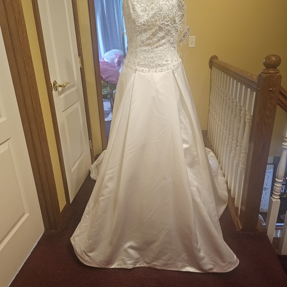 NWT Sample Demetrios White Wedding Dress Size 10 - Picture 2 of 9